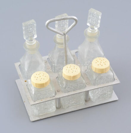 Retró fűszertartó és olaj ecet tartó, alumínium, üveg betétekkel, műanyag fedővel. 10x15x16cm