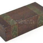Vegyes gyufa gyűjtemény, forgácsfaragott fadobozban. 32x12,5 cm - Image 4