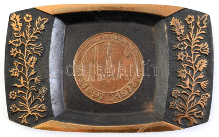 Herczeg Klára (1906-1997): Retró iparművész tálka, közepében emlékplakettel. '75 éves a tiszántúli áramszolgáltató vállalat. 1897-1972'. Réz, jelzett (HK 72), kopott, 9,5x15,5cm
