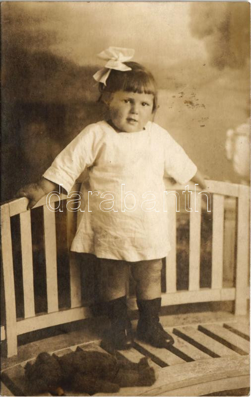 Budapest, kislány plüssmacival. Varga fényképész (Teréz körút 25.) photo