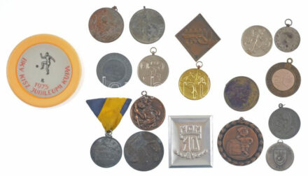 18db-os, többnyire sport témájú éremtétel, közte Damkó József (1872-1955) / Exner Károly (1850-1919) DN 'Magyar Országos Torna Szövetség' kétoldalas fém sportérem (45mm) + ~1930-1940. 'Matolay Elek 1836-1883 / MOTESZ (Magyarországi