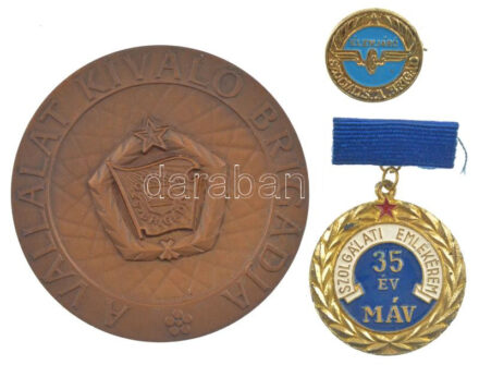 DN 'Szolgálati Emlékérem - 35 év MÁV' aranyozott, zománcozott vasúti kitüntetés szalagon + 'Élenjáró Szocialista Brigád' zománcozott fém vasutas jelvény + Vincze Dénes (1914-1972) DN 'A Vállalat Kiváló Brigádja' bronz plakett