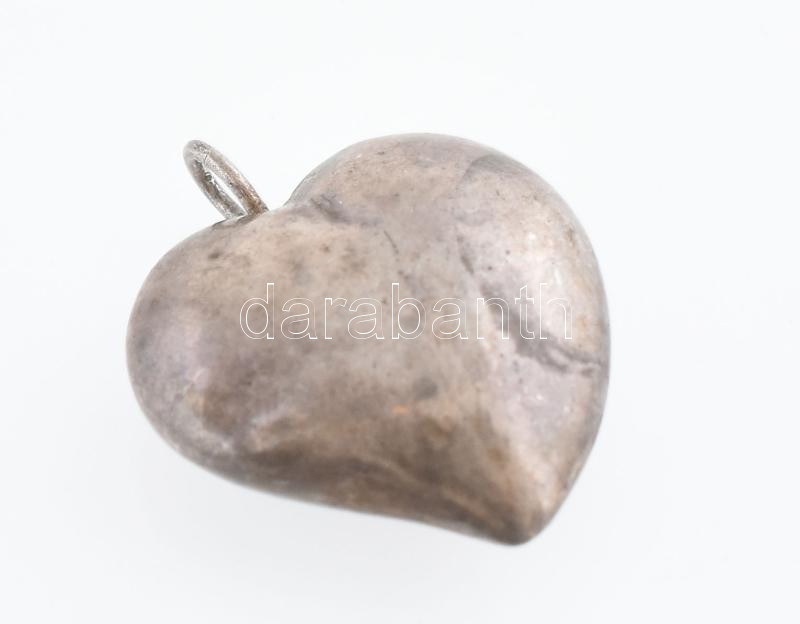 Ezüst (Ag) szíves medál, jelzés nélkül, h: 2 cm, nettó: 2,5 g