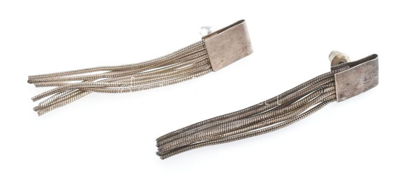 Ezüst (Ag) szálas fülbevalópár, jelzett, h: 5,5 cm, kis deformációval, nettó: 9,6 g