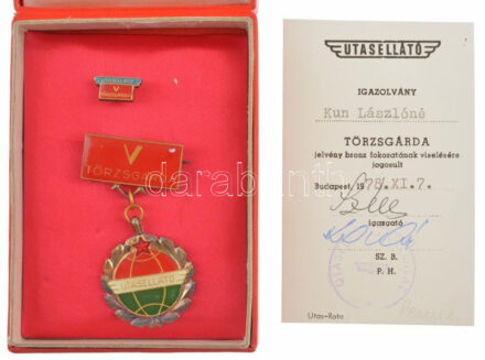 ~1960-1970. 'Törzsgárda Utasellátó' zománcozott fém bronzfokozatú törzsgárda jelvény, kitűzővel és igazolvánnyal együtt, eredeti tokban T:1-,2 fo.