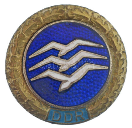 Német Demokratikus Köztársaság ~1950-1960. 'FAI (Nemzetközi Repülő Szövetség) - DDR' zománcozott jelvény, csavaros hátlappal, hátoldalon '239' sorszámmal (22mm) T:2