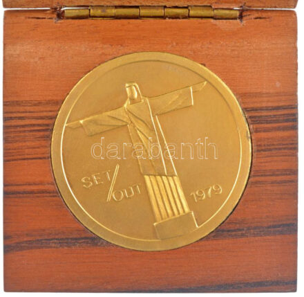 Brazília 1979. 'Set / Out' feliratú fém emlékérem a rioi Megváltó Krisztus szobor ábrázolásával eredeti fa dísztokba beleerősítve (40mm) T:1- Brazil 1979. 'Set / Out' metal medallion with the representation of the statue of Christ