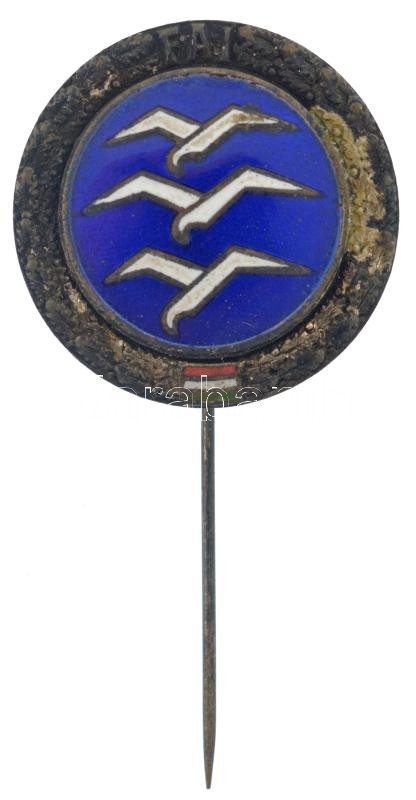 ~1950-1960. 'FAI (Nemzetközi Repülő Szövetség)' magyar zászlós, zománcozott jelvény, hátoldalon karcolt '419' sorszámmal (23mm) T:1-