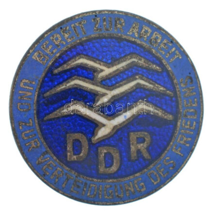 Német Demokratikus Köztársaság ~1950-1960. 'BEREIT ZUR ARBEIT UND ZUR VERTEIDIGUNG DES FRIEDENS - DDR' a FAI (Nemzetközi Repülő Szövetség) zománcozott, csavaros hátlapú jelvénye (21mm) T:1-