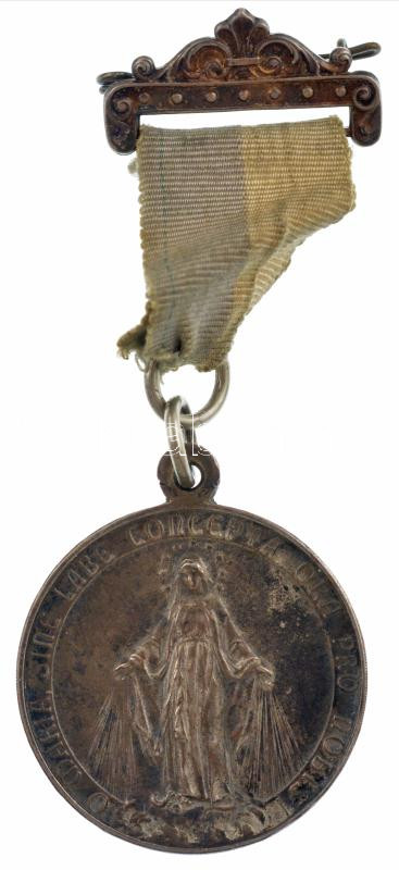 ~1930. 'Szent Erzsébet' ezüstözött bronz medál szalagon (32mm) T:2