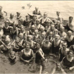1910 Abbazia, Opatija; fürdőzők csoportja a strandon / beach, group of bathers. Jelussich (Abbazia-Lovran) photo (EK)