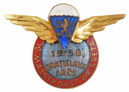 Csehszlovákia 1958. 'IV. MAJSTROVSTVA SVETA - BRATISLAVA ARCS (IV. Világbajnokság - Pozsony Csehszlovák Repülőszövetség)' zománcozott ejtőernyős világbajnokság jelvény (35x51mm) T:1-,2