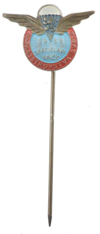 Csehszlovákia 1958. 'IV. MAJSTROVSTVA SVETA - BRATISLAVA ARCS (IV. Világbajnokság - Pozsony Csehszlovák Repülőszövetség)' festett ejtőernyős világbajnokság jelvény (15x21mm) T:1-,2