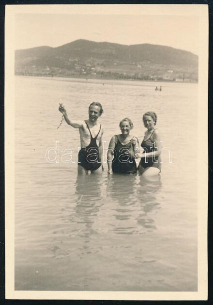 Johan Hugó (1890-1951), felesége Szabó Mária és Johan Hugó anyósa a Balatonban fürdenek, 1935-40 körül, fotó, 9×6 cm