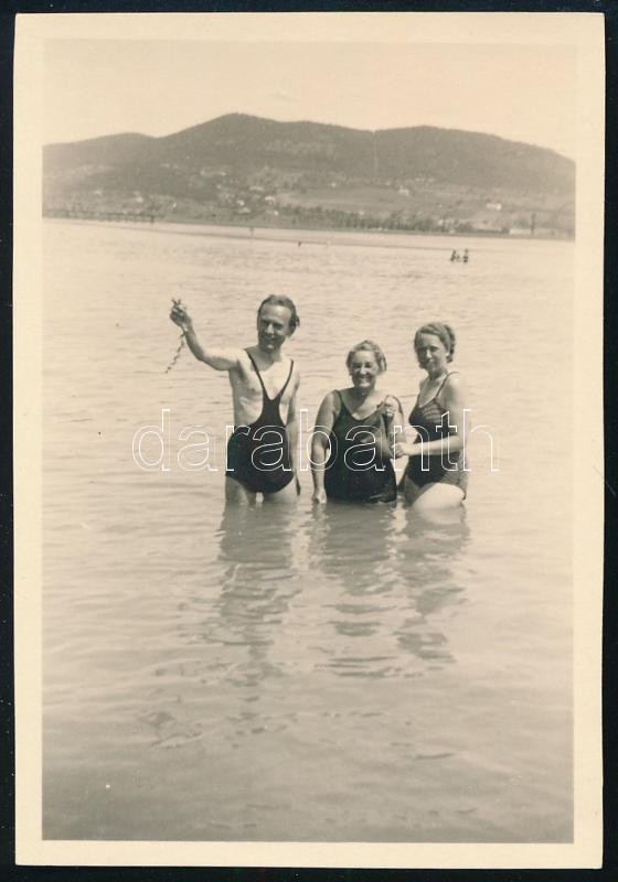 Johan Hugó (1890-1951), felesége Szabó Mária és Johan Hugó anyósa a Balatonban fürdenek, 1935-40 körül, fotó, 9×6 cm