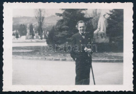Johan Hugó (1890-1951) festő- és iparművész, 1940 körül, vintage fotó, 6,5×9,5 cm