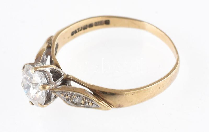 Arany (Au/9k) gyűrű moissanittal (Moissanite), kő átmerője cca. 6 mm, jelzett, méret: 55, bruttó: 1,8 g - Image 2