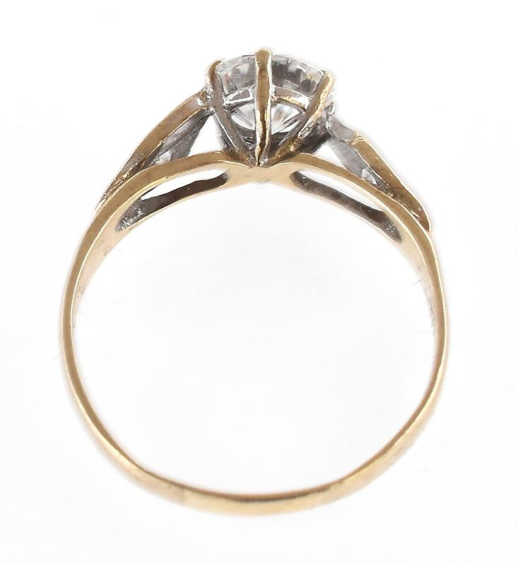Arany (Au/9k) gyűrű moissanittal (Moissanite), kő átmerője cca. 6 mm, jelzett, méret: 55, bruttó: 1,8 g - Image 3