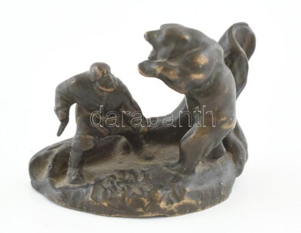 Jelzés nélkül: Medvevadász. Öntött, patinázott bronz, m: 6,5 cm