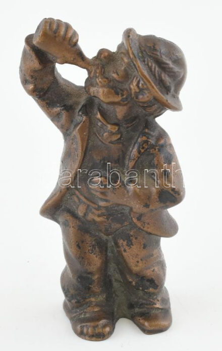 Szabó 1907 jelzéssel: Csavargó. Bronz, kopásnyomokkal, m: 11,5 cm
