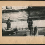 1919 Budapest, a ledöntött királyszobrok maradványai a Hősök terén, papírlapra ragasztott, hátoldalon feliratozott fotó, 12×17,5 cm