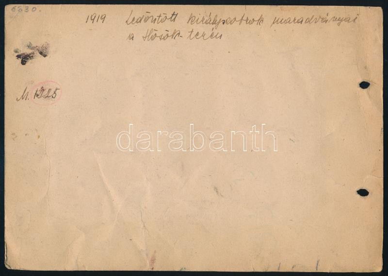 1919 Budapest, a ledöntött királyszobrok maradványai a Hősök terén, papírlapra ragasztott, hátoldalon feliratozott fotó, 12×17,5 cm - Image 2
