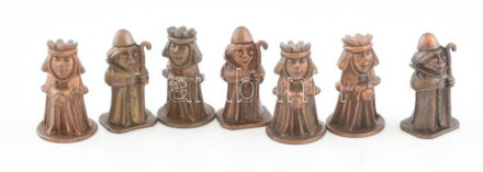 7 darab miniatűr figura, király és püspök, m: 3 cm