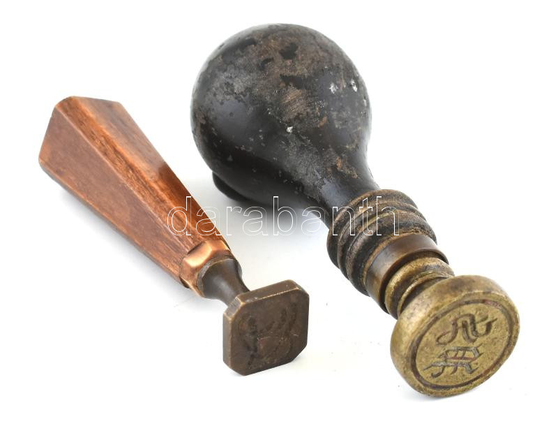 2db monogramos pecsétnyomó, m: 6,5-8cm