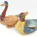 2db madár figura, faragott fa és gyékény, kézzel festett, m: 13-18 cm