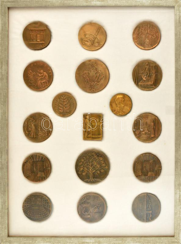 17db-os plakett és emlékérem összeállítás üvegezett keretben, benne 15 darab plakett Borsos Miklóstól (1906-1990), elsősorban 'Budapesti Könnyűipari Szövetkezetek Szövetsége', 'Budapesti Könnyűipari Szövetkezetek Szövetsége',