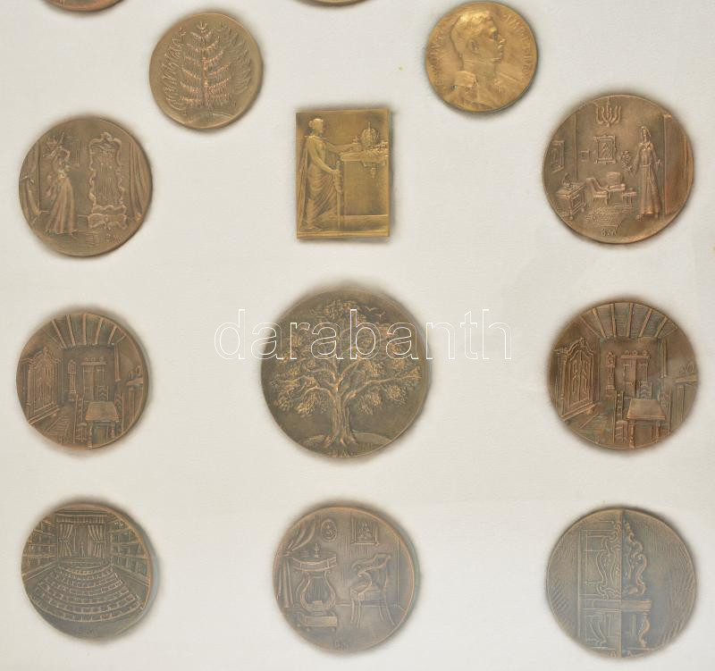 17db-os plakett és emlékérem összeállítás üvegezett keretben, benne 15 darab plakett Borsos Miklóstól (1906-1990), elsősorban 'Budapesti Könnyűipari Szövetkezetek Szövetsége', 'Budapesti Könnyűipari Szövetkezetek Szövetsége', - Image 3