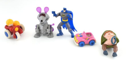 Kis műanyag játék tétel, benne Quasimodo, Batman, stb.