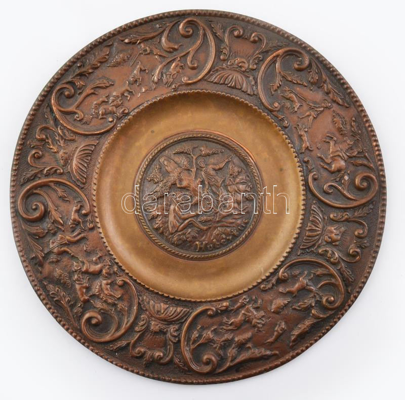 Hubertus, vadászjelenetekkel díszített bronz fali dísztányér, d: 22,5 cm
