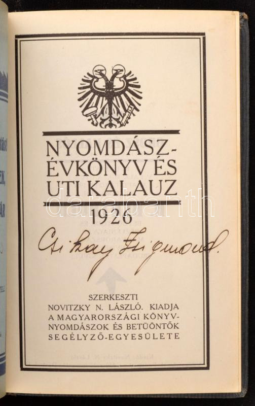 Nyomdászévkönyv és utikalauz. Kiadja a Magyarországi könyvnyomdászok és betűöntők segélyező- egyesülete. Novitzky N László (szerk). Bp., 1926. Gazdagon illusztrált, fekete-fehér illusztrációkkal. Aláírással! Kiadói - Image 2
