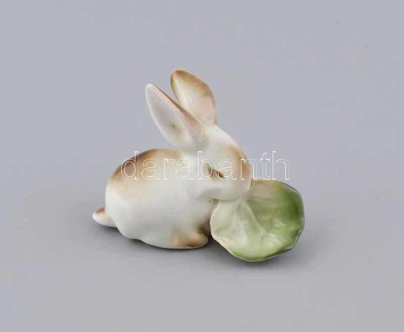 Zsolnay porcelán nyuszi, kézzel festett, jelzett, apró lepattanással, 7×8 cm