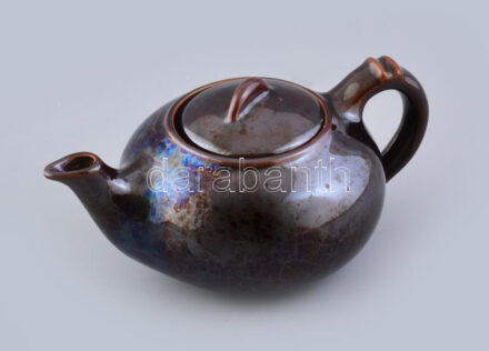 Gorka Géza Zsolnay korszak, 1946-47 körül teáskanna. Mázas kerámia, jelzett, hibátlan. m: 9 cm, 20 cm széles, d: 12 cm