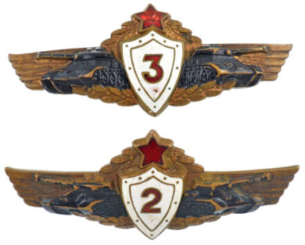 ~1950-1968. Magyar Néphadsereg II. és III. osztályú harckocsivezető festett, részben zománcozott bronz kitüntető jelvénye (2xklf) (26x64mm) T:2 kopott festés, sérült zománc