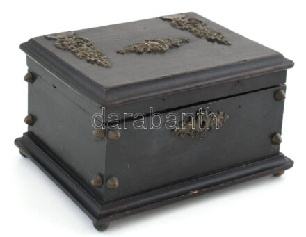 Régebbi fa doboz, díszes historizáló fém veretekkel, kulcs nélkül, kissé kopott. 14,5×20,5x11 cm