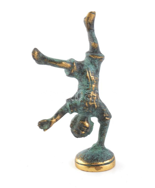 Figurális pecsétnyomó, kézen álló gyerek, vésés nélkül. Patinás, m: 7,5 cm