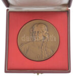 Berán Lajos (1883-1943) 1931. 'Budapesti emlék' kétoldalas bronz emlékérem, tokban (80mm) T:1- ph, kis karc - Image 3