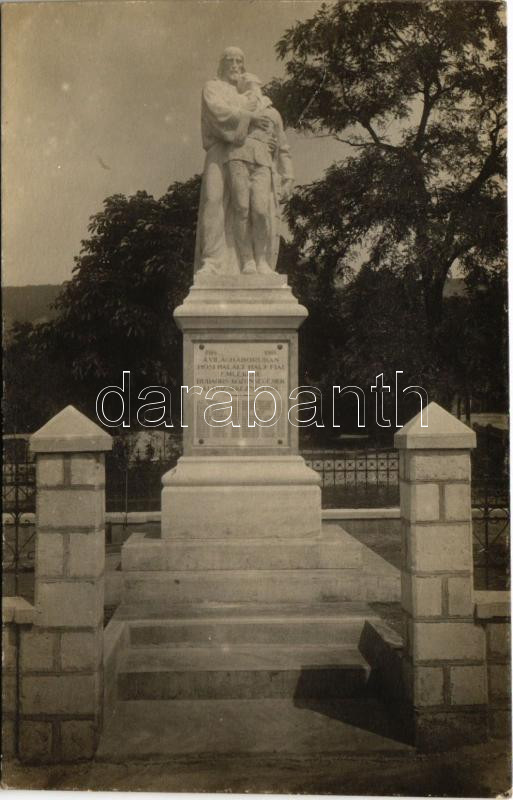 Budaörs, 1914-1918 a világháborúban hősi halált halt fiainak emlékére szobor. photo