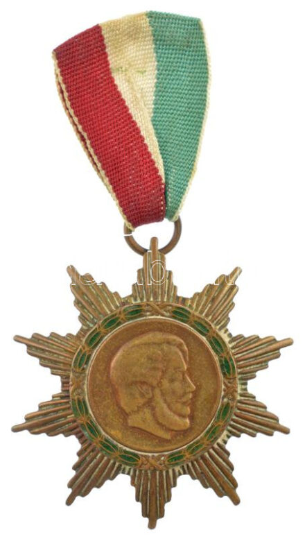 1947. 'A Magyar Szabadság Érdemrend bronz fokozata' részben zománcozott, patinázott bronz kitüntetés trikolor szalagon T:2 kis zománchiba NMK 483.