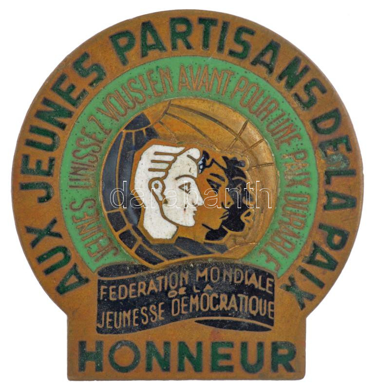 DN 'AUX JEUNES PARTISANS DE LA PAIX - FEDERATION MONDIALE DE LA JEUNESSE DEMOCRATIQUE - HONNEUR' a Világifjúsági Szövetség festett, zománcozott bronz jelvény tiszteletbeli tag számára (44x42mm) T:1-,2