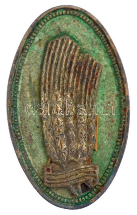 ~1940. 'Ezüstkalászos Gazda' festett fém jelvény (39x24mm) T:2,2- kopott festés, sérült tű