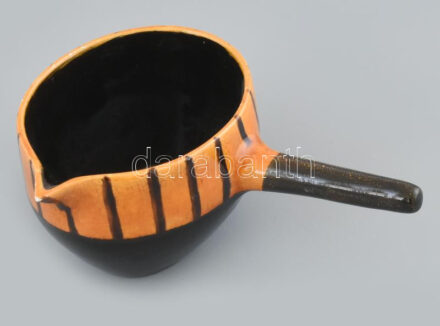 Kovács Éva kiöntő, mázas kerámia, kézzel festett, jelzett, kis lepattanással, h: 16 cm