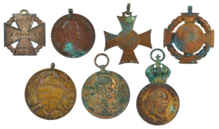 1890. 'Bronz Katonai Érdemérem' aranyozott bronz kitüntetés mellszalag nélkül + 1898. 'Jubileumi Emlékérem a Fegyveres Erő Számára / Signum memoriae (AVSTR)' bronz kitüntetés mellszalag nélkül + 1908. 'Jubileumi Kereszt' aranyozott
