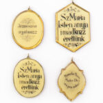 4 db antik vallási medál, egyik oldalán szöveggel, másik oldalán ábrázolásokkal (Mária, Jézus), 5 és 6 cm közti hosszban - Image 2