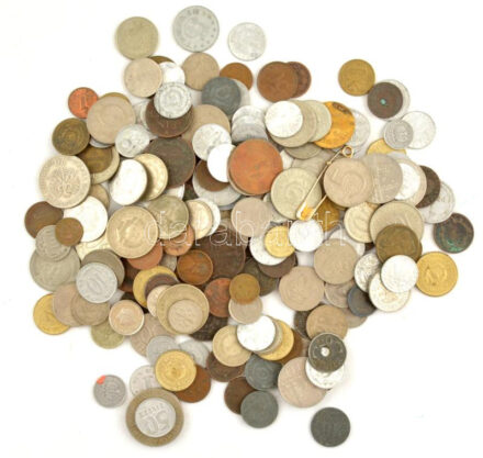 Vegyes, magyar és külföldi érmetétel mintegy ~680g súlyban, közte egy darab 1947. 5Ft Ag 'Kossuth' T:vegyes Mixed, Hungarian and foreign coin lot in ~680g net weight, including one piece of 1947. 5 Forint Ag 'Kossuth' C:mixed