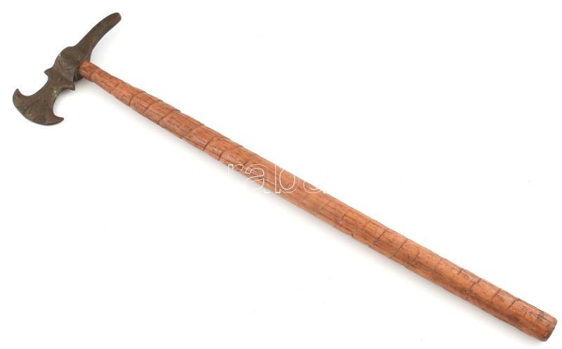 Cserkész réz fokos, Hungária felirattal. fa nyéllel. h: 53,5 cm