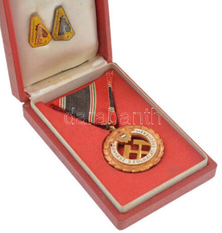 1973. 'Bányászati Szolgálati Érdemérem bronz fokozata' zománcozott kitüntetés mellszalagon, tokban + DN 'Komló Törzsgárda' zománcozott fém jelvény (2xklf) (22,5x16mm) T:2 kis zománchiba